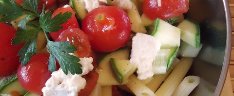 Insalata di pasta con acciuga e pomodorini
