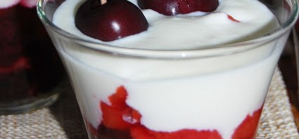 Zuppa fredda di ciliegie e pesche con mousse di cioccolato bianco
