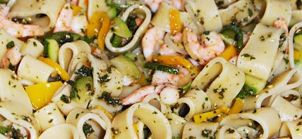 Pasta asciutta pesto, verdure e gamberi e reportage matrimoniali