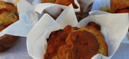 Muffin scamorza, nocciole e funghi secchi