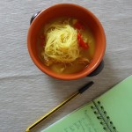 Zuppetta di bocconcini di pollo speziati e noodles di Simone Rugiati