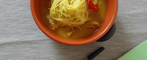 Zuppetta di bocconcini di pollo speziati e noodles di Simone Rugiati