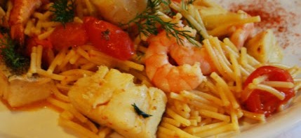 Fideuà con baccalà, gamberetti e salsa chien