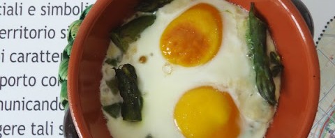 Cocotte di uova e asparagi
