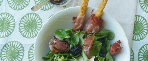Insalata di more speck e brie con grissini aromatizzati