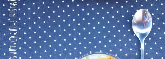 Crema di yogurt con cachi e pistacchi