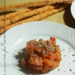 Tartare di salmone marinato con grissini alla paprika