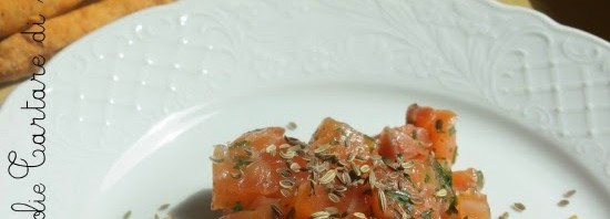 Tartare di salmone marinato con grissini alla paprika