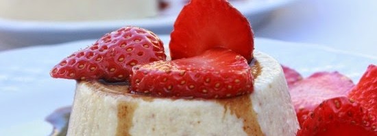 Bavaresi al parmigiano con riduzione di aceto balsamico e fragole