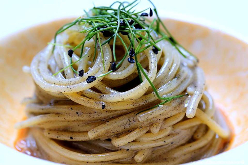 Spaghetti con burro, parmigiano, cenere di cipolle e ristretto di nocciole di Roberta Zulian