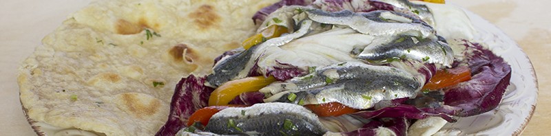Piadina con sardine marinate peperoni e radicchio