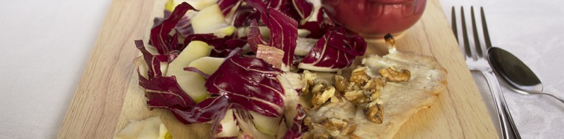 Insalata di pollo, radicchio, mele e noci