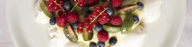 Pavlova ai frutti di bosco e super nergi