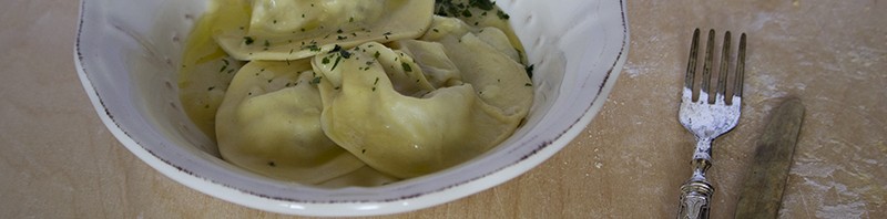 Ravioli ripieni di mele e salsiccia