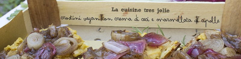 Crostini vegani con crema di ceci e confettura di cipolle