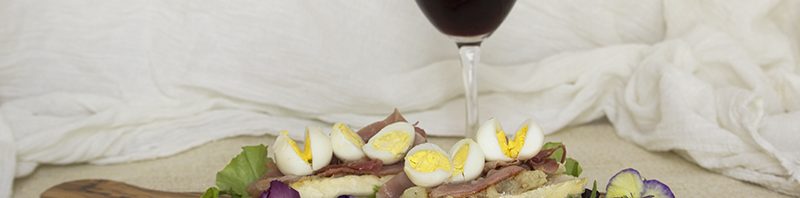 Crostoni con patate speck e uova di quaglia