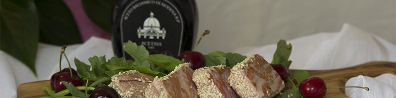 Tagliata di tonno al sesamo su insalatina estiva