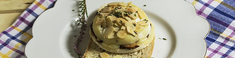 Tomino ai funghi porcini e mandorle croccanti