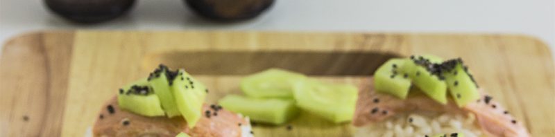 Nigiri sushi di salmone scottato in padella