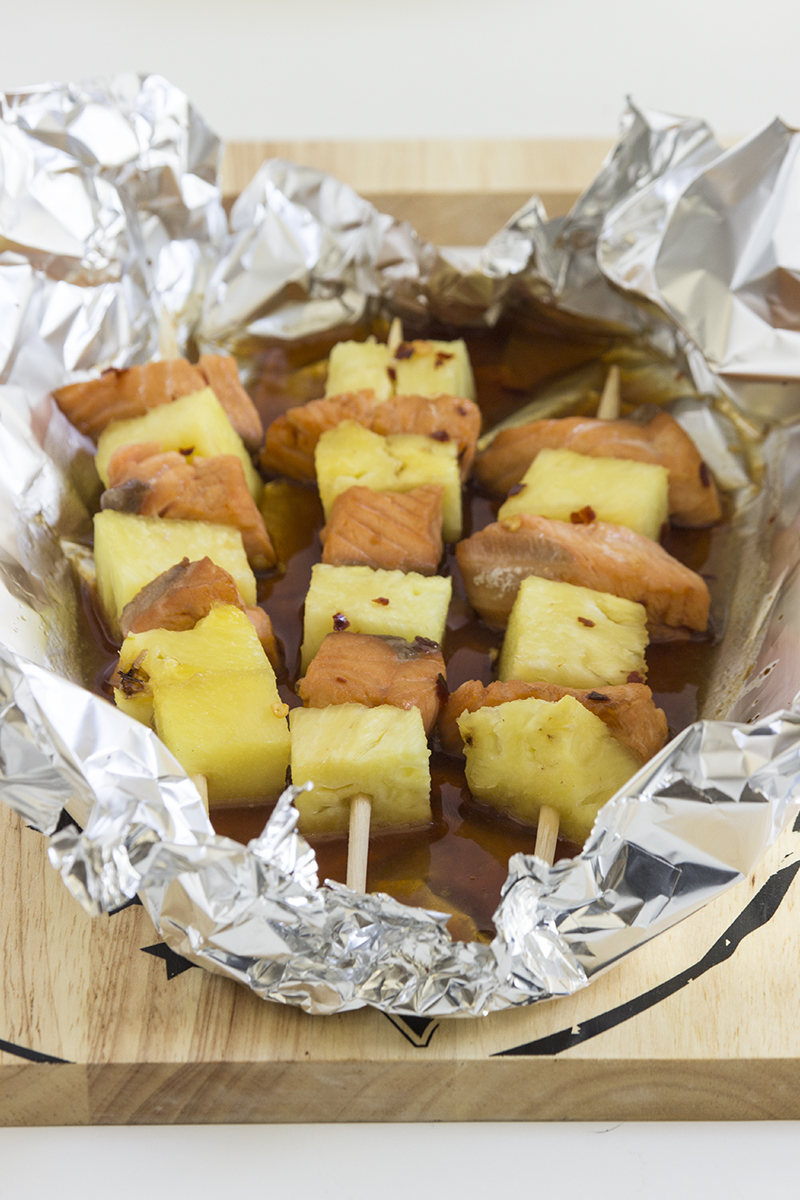 Spiedini di salmone e ananas con marinatura orientale