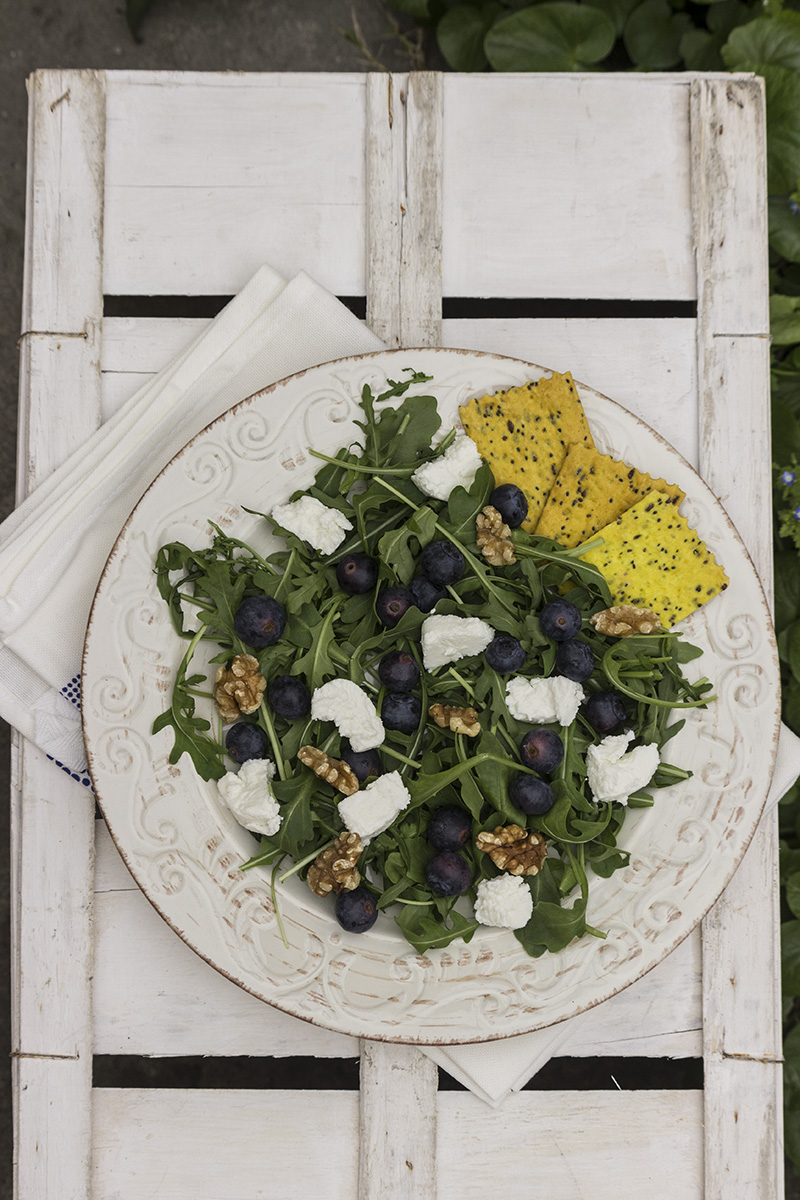 Insalata di mirtilli caprino e noci