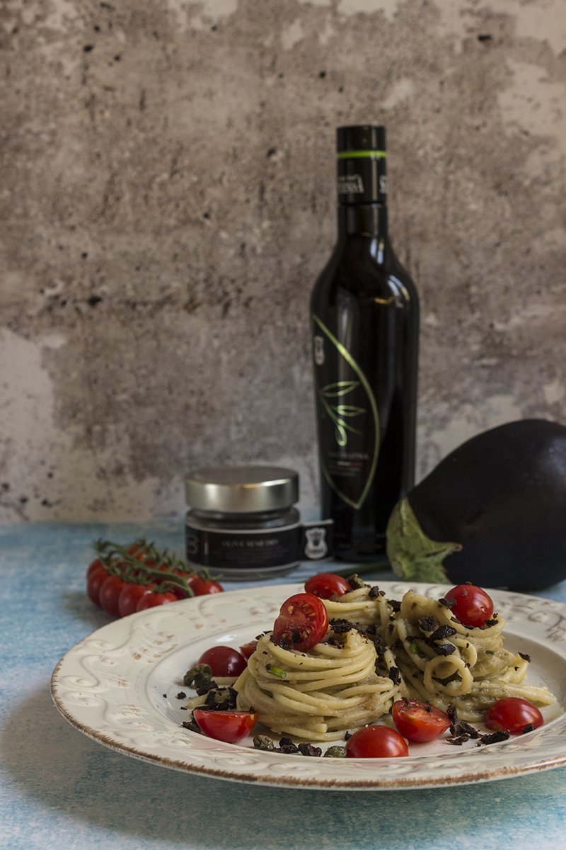 Spaghetti-al-caviale-di-melanzane, pomodorini e olive semidry