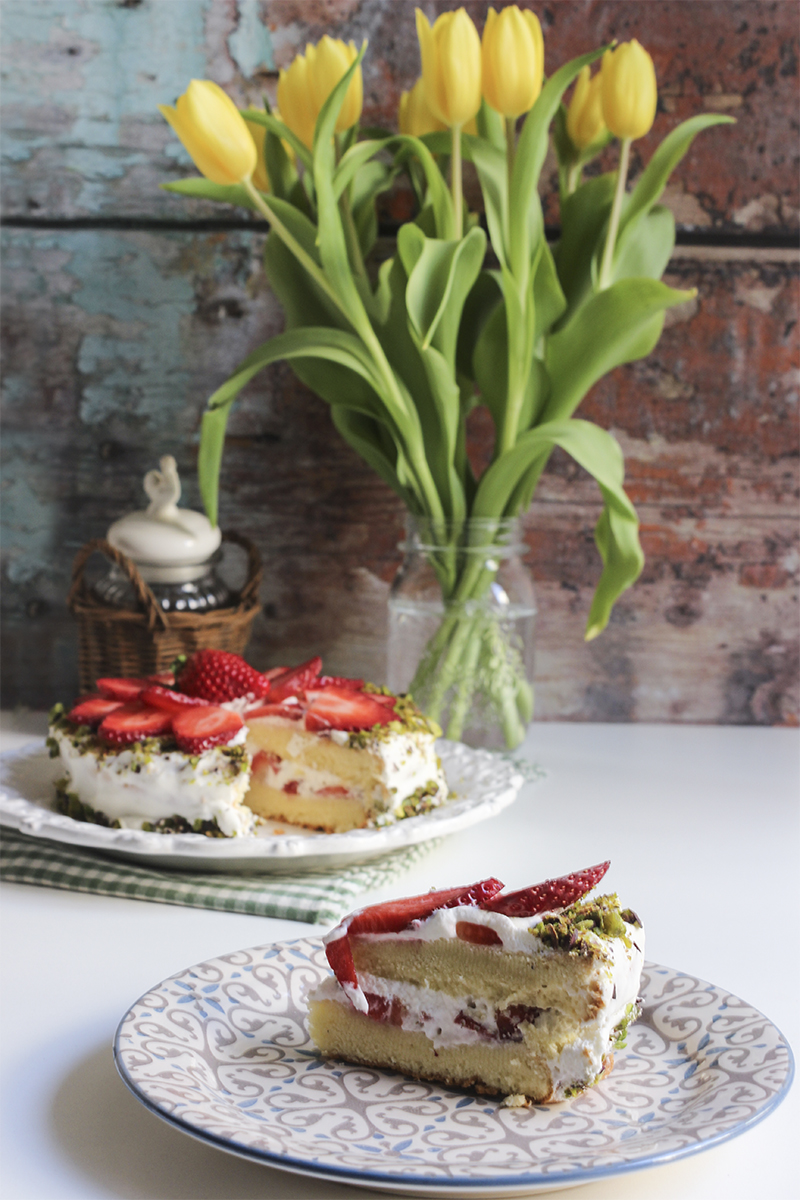 Torta di compleanno panna e fragole