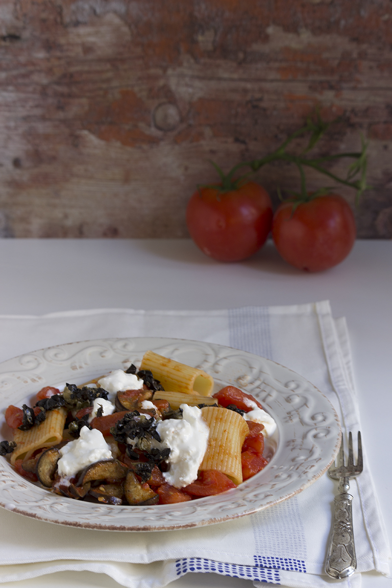 Pasta al sugo con melanzane e stracciatella
