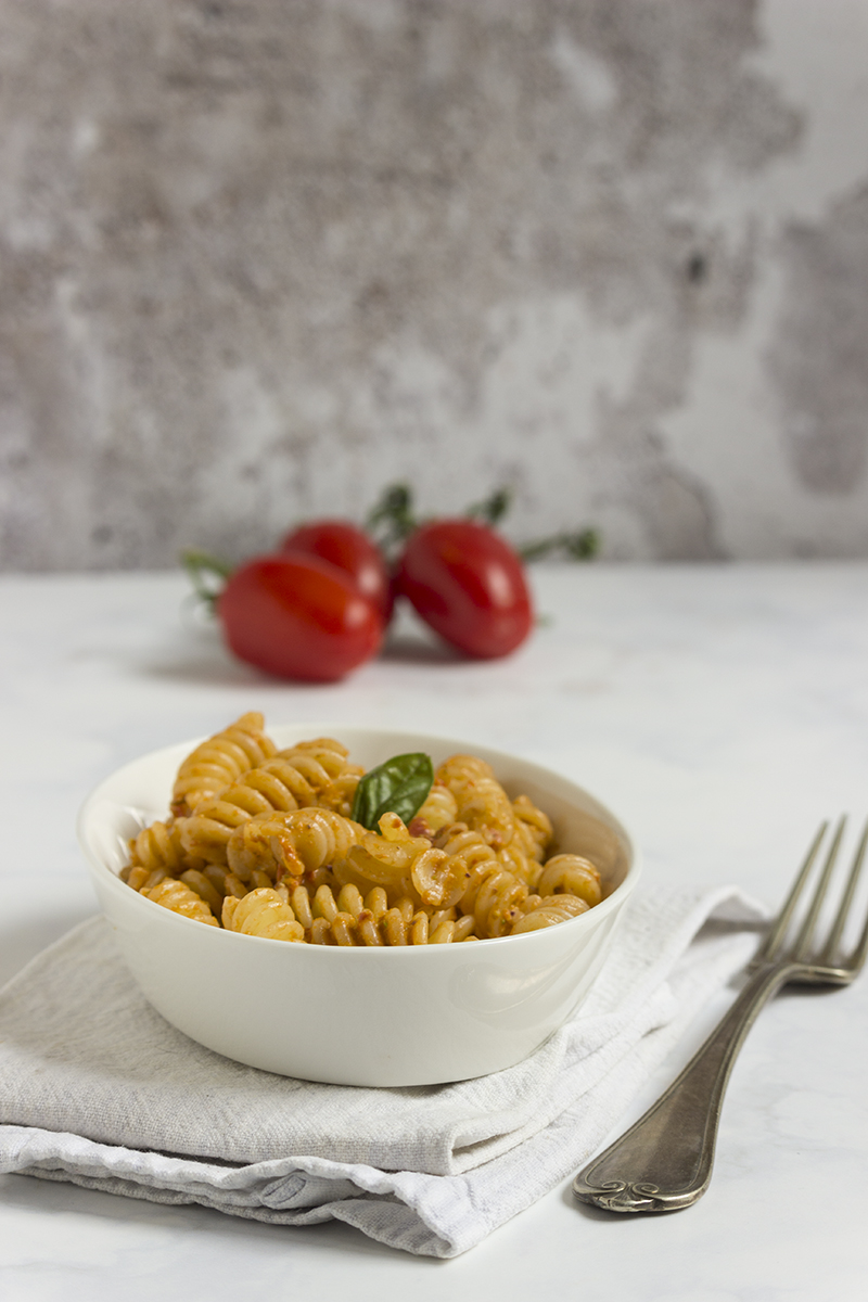 Pasta al pesto di pomodori e basilico