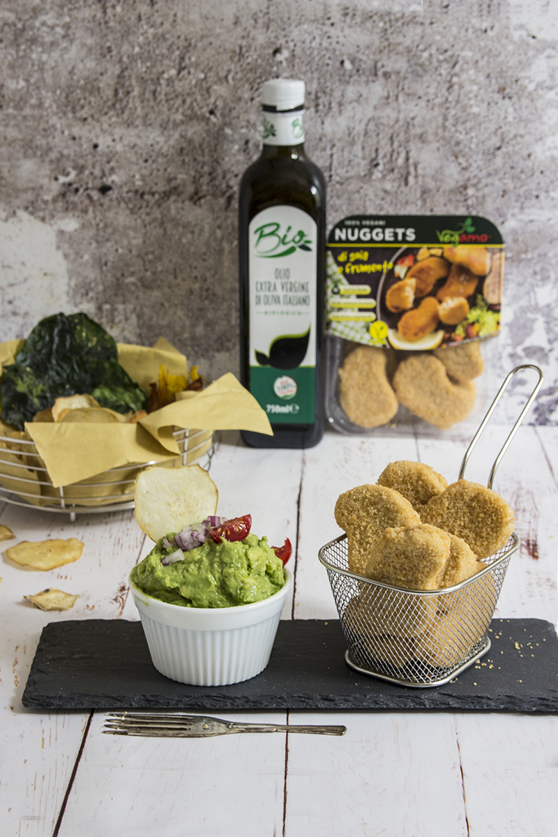 Nuggets vegani con guacamole e chips di verdure