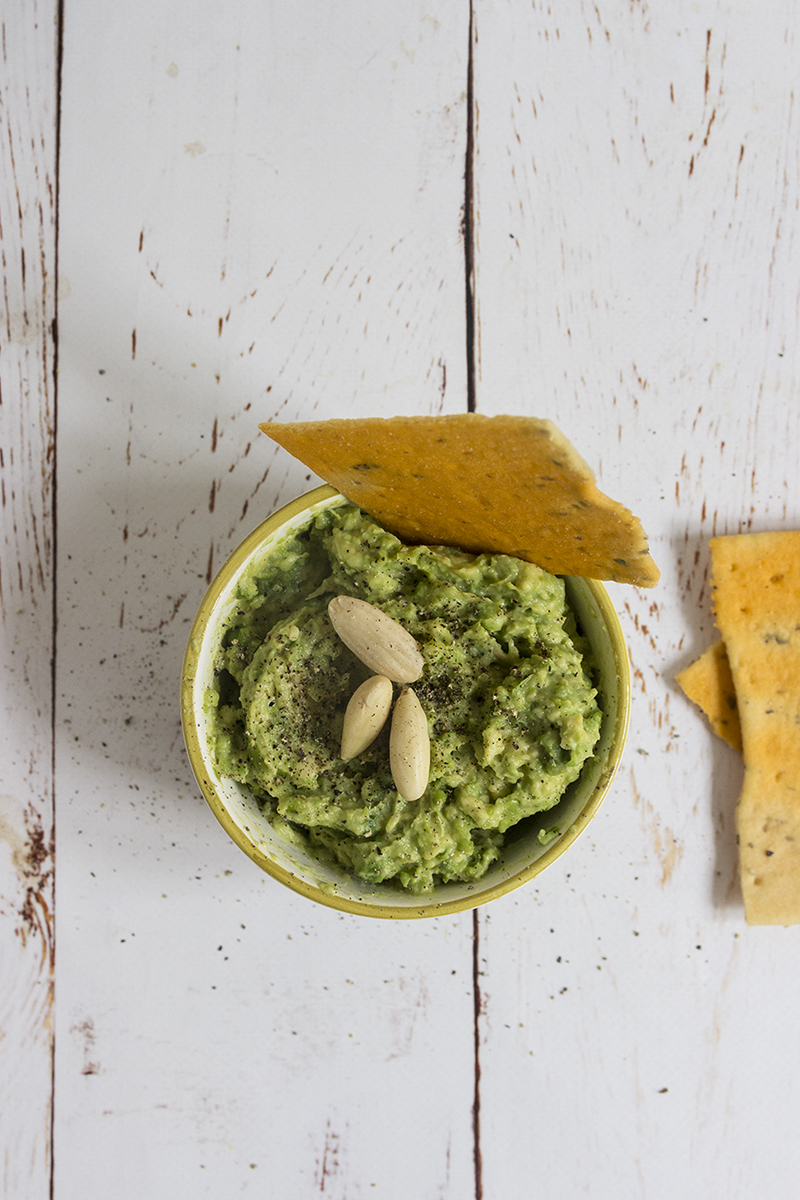 Hummus verde di piselli e avocado